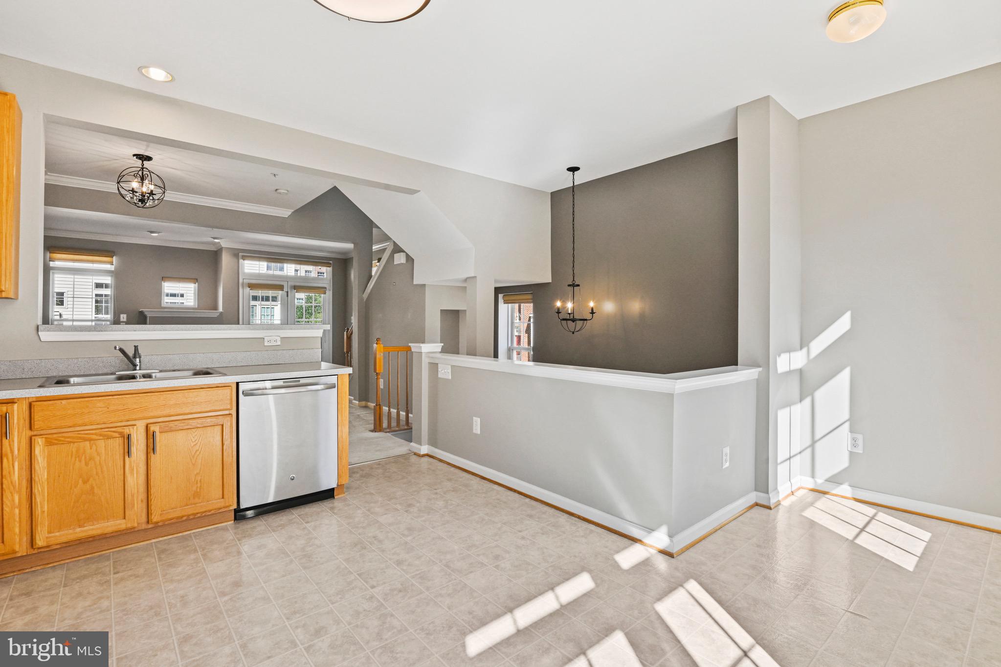 2710 MANHATTAN PLACE