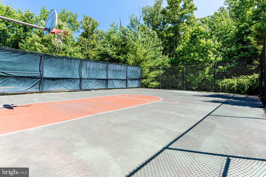 8313 DOCKRAY COURT