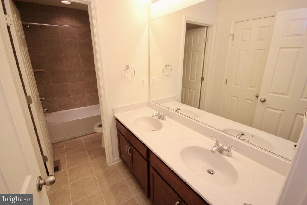 21517 WILLOW BREEZE SQ