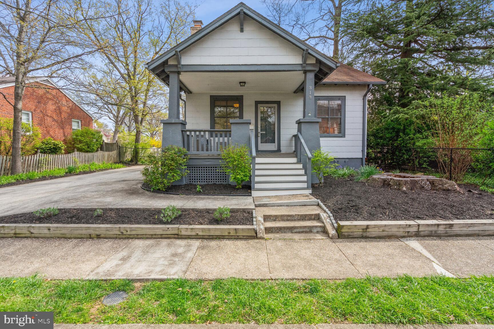 313 N Kenmore St N