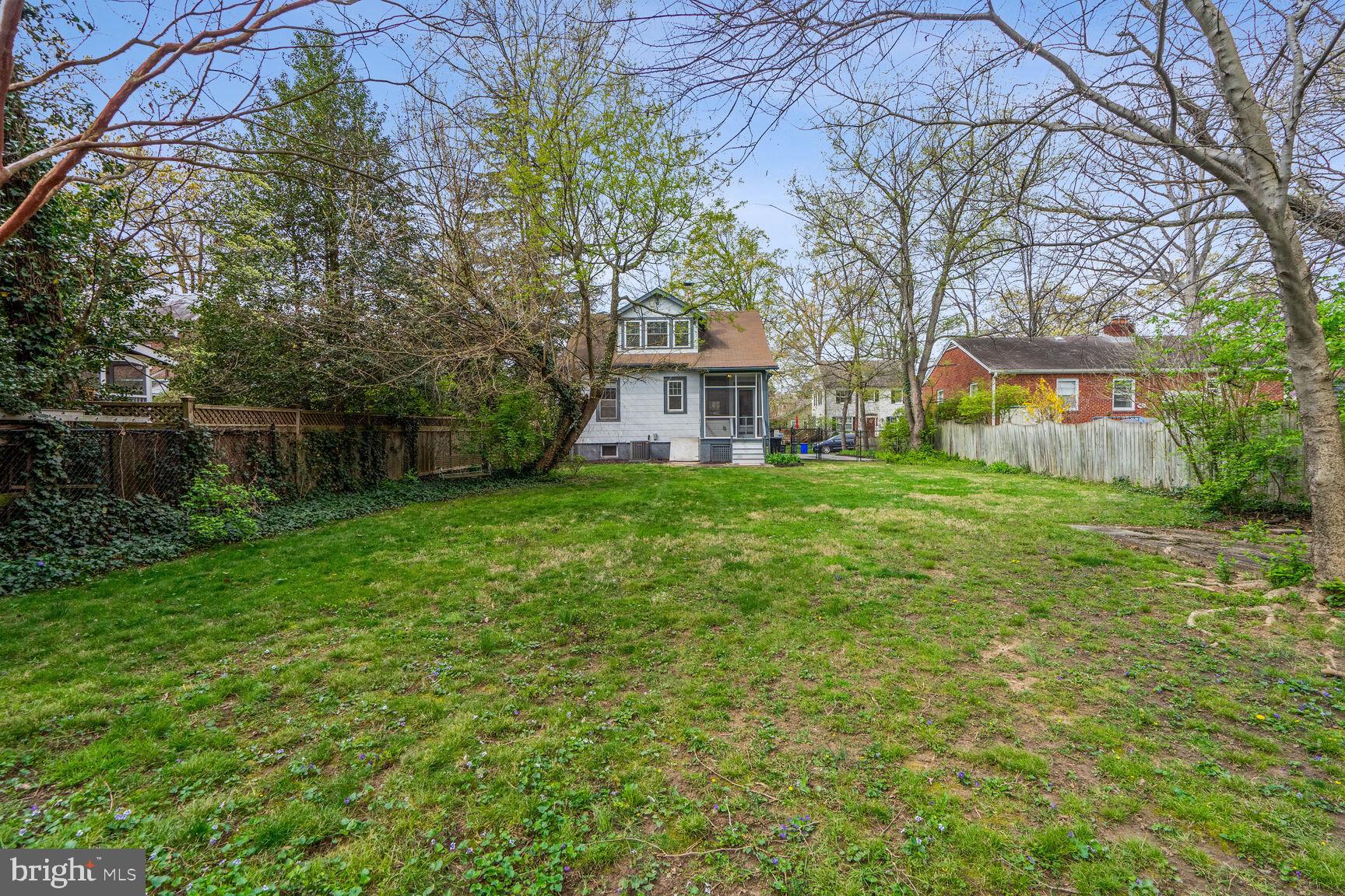 313 N Kenmore St N
