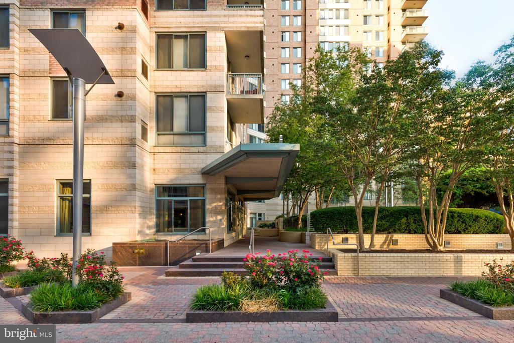 851 N GLEBE RD #1020