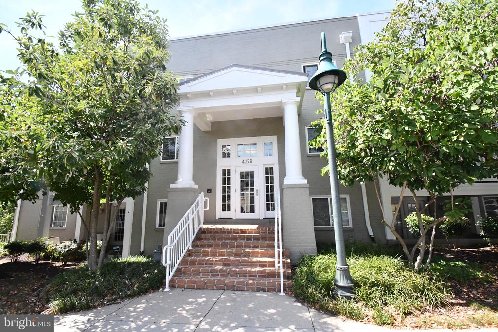 4179 S FOUR MILE RUN DR #302