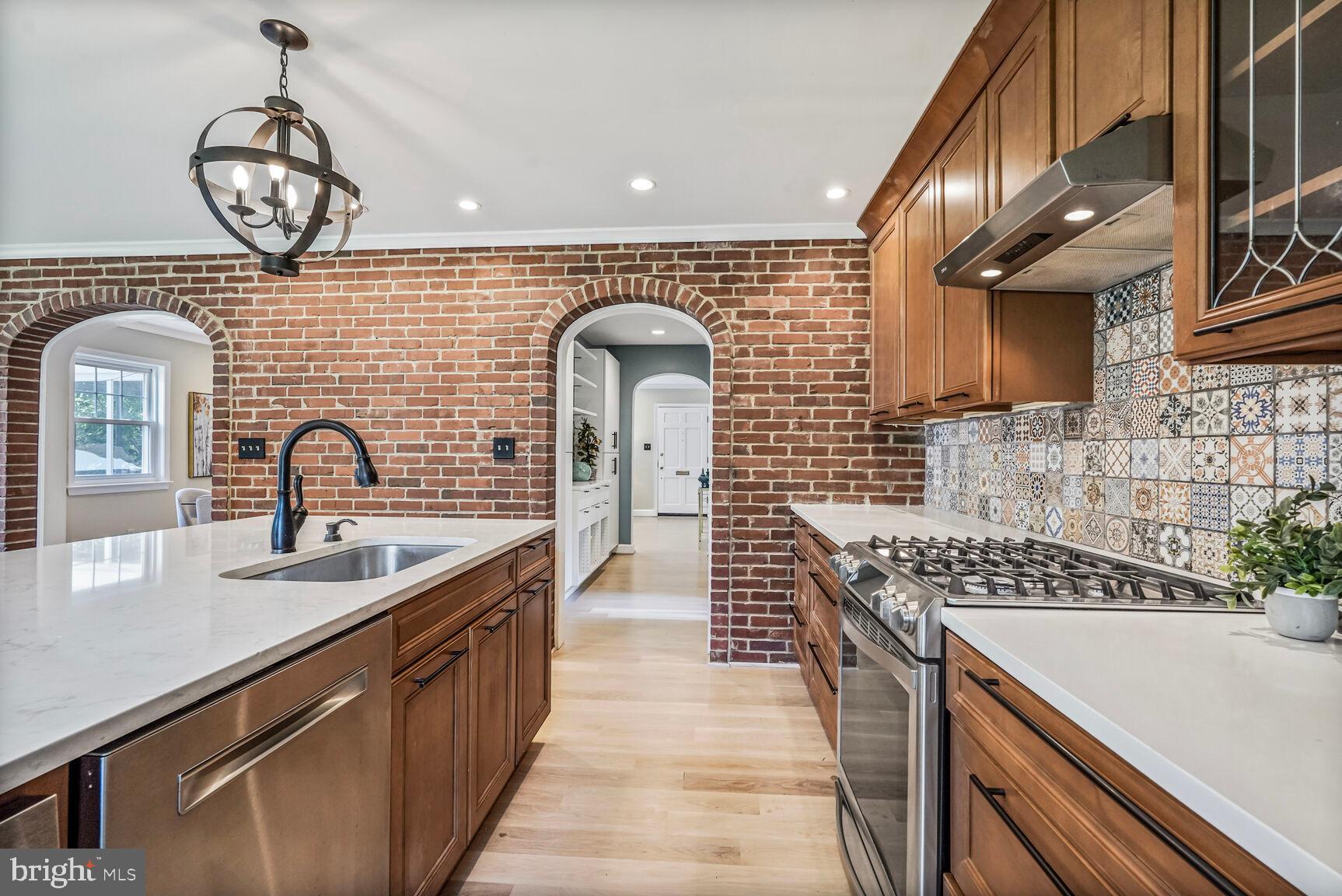 6111 Washington Blvd