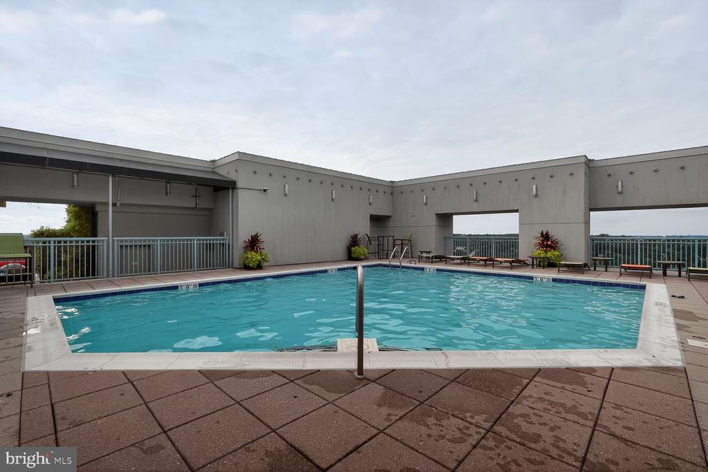 851 N Glebe Rd #411