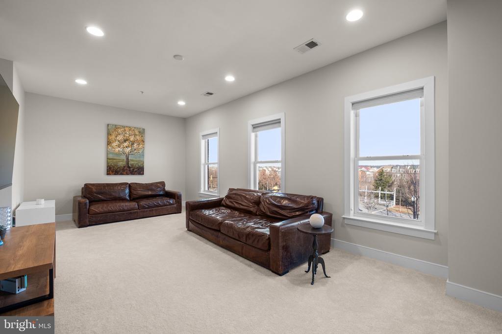 2112 Potomac Ave