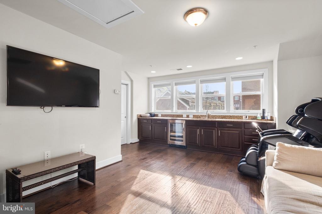 2112 Potomac Ave