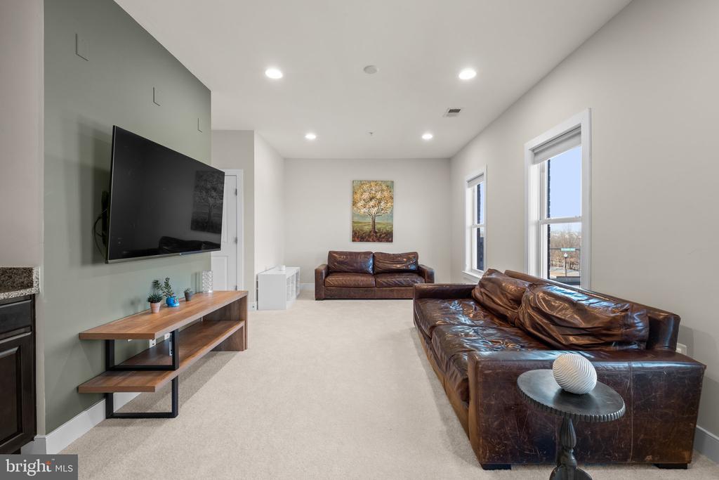 2112 Potomac Ave