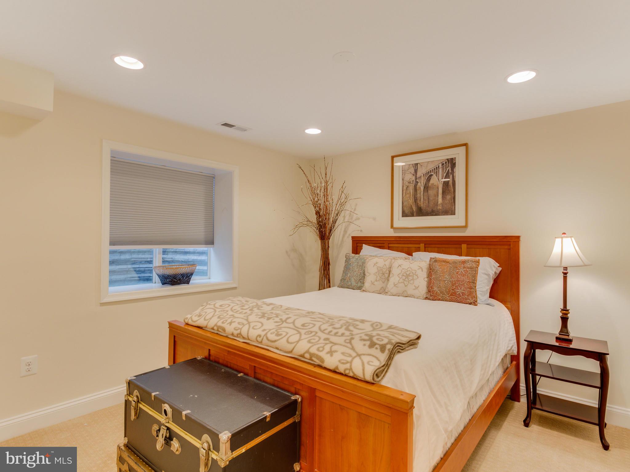 112 E Jefferson St E