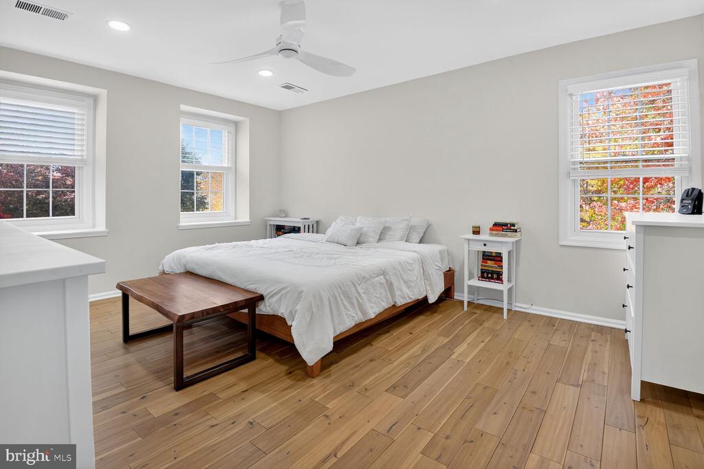 3725 KRYSIA COURT