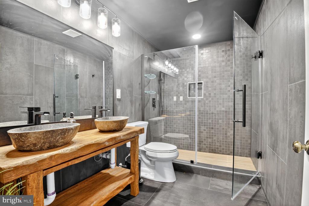3725 KRYSIA COURT