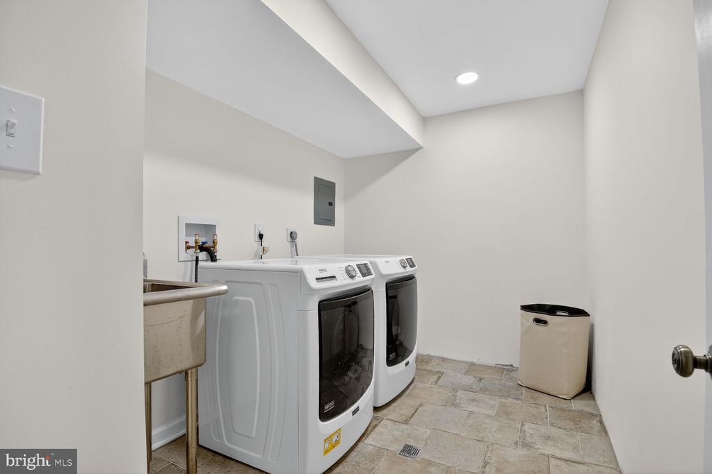 3725 KRYSIA COURT