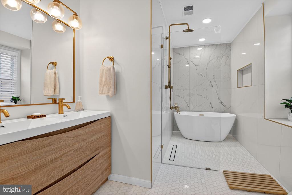 3725 KRYSIA COURT