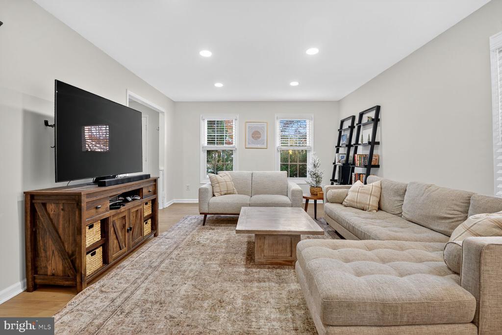 3725 KRYSIA COURT