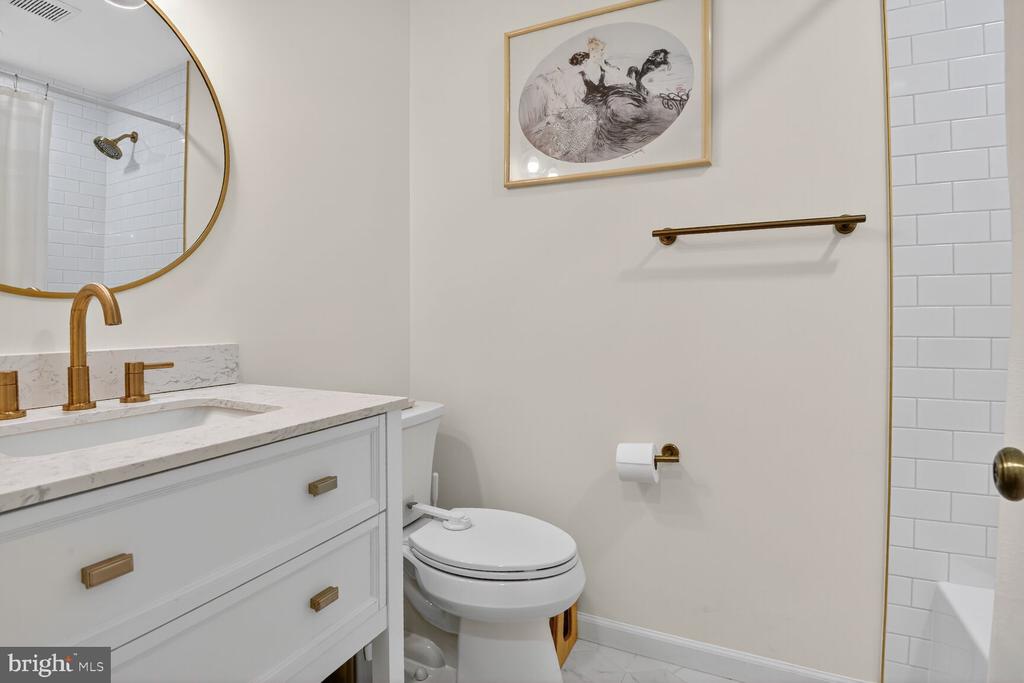 3725 KRYSIA COURT