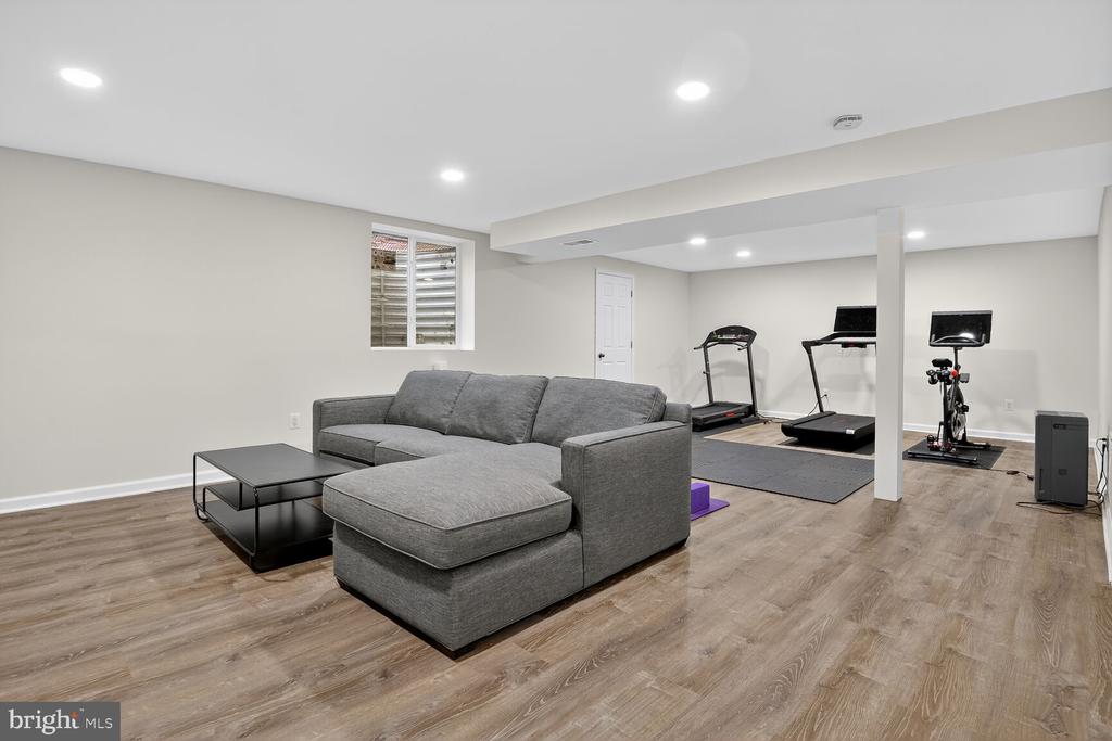 3725 KRYSIA COURT