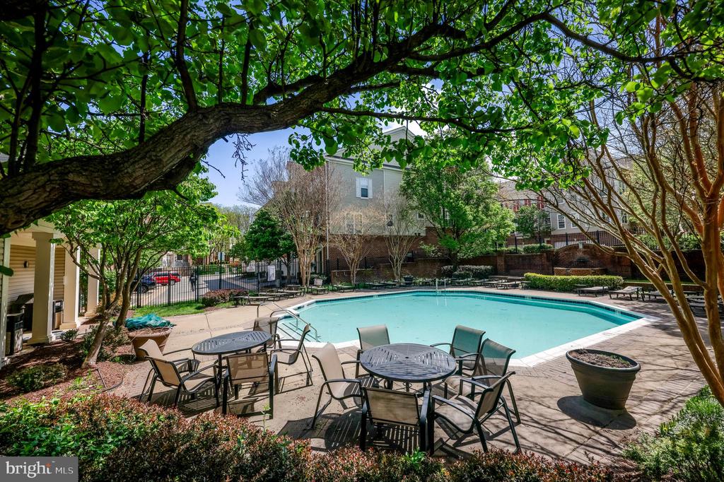 8073 NICOSH CIRCLE LANE 53