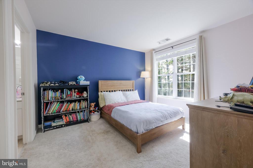 8073 NICOSH CIRCLE LANE 53
