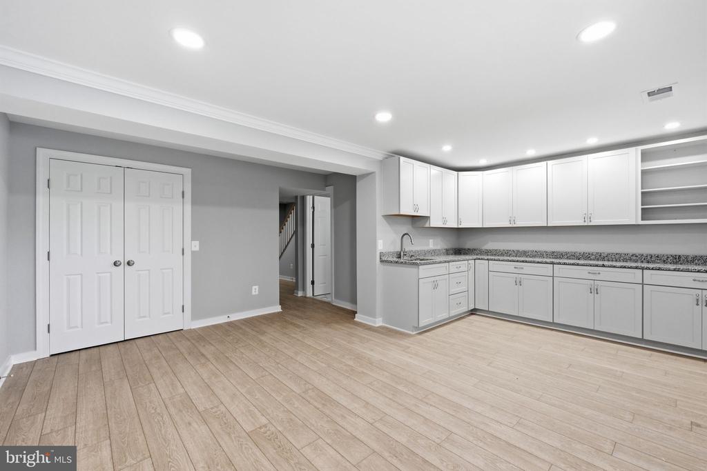 2916 MONTAUK COURT