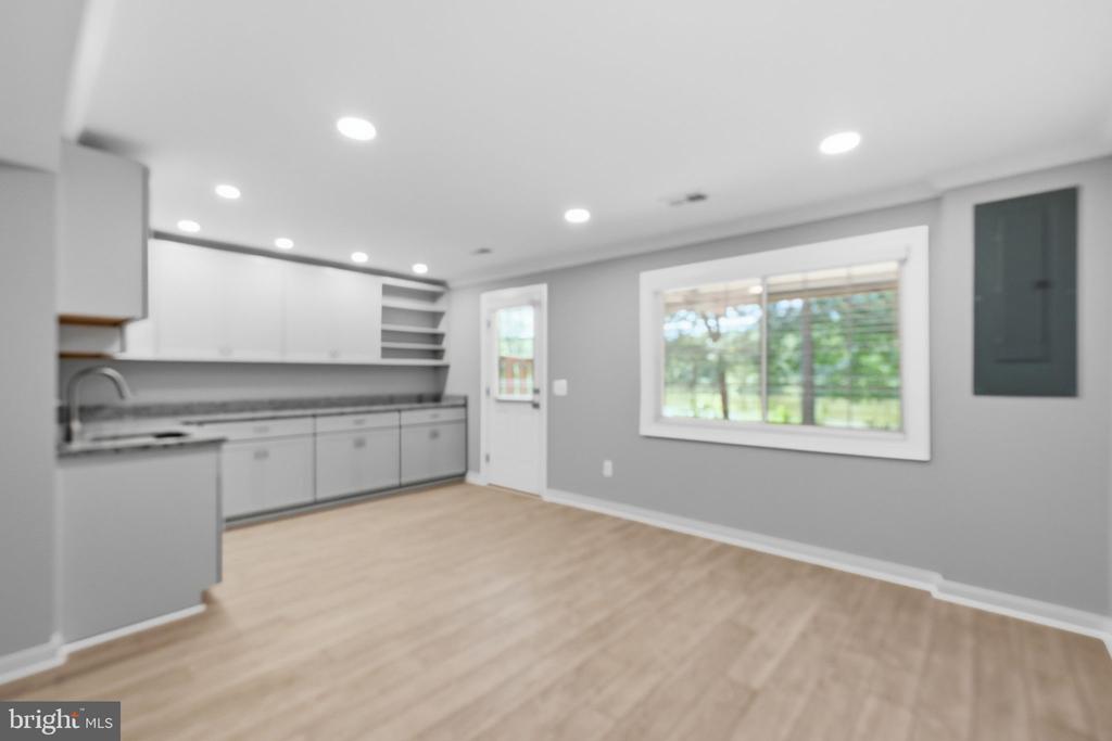 2916 MONTAUK COURT