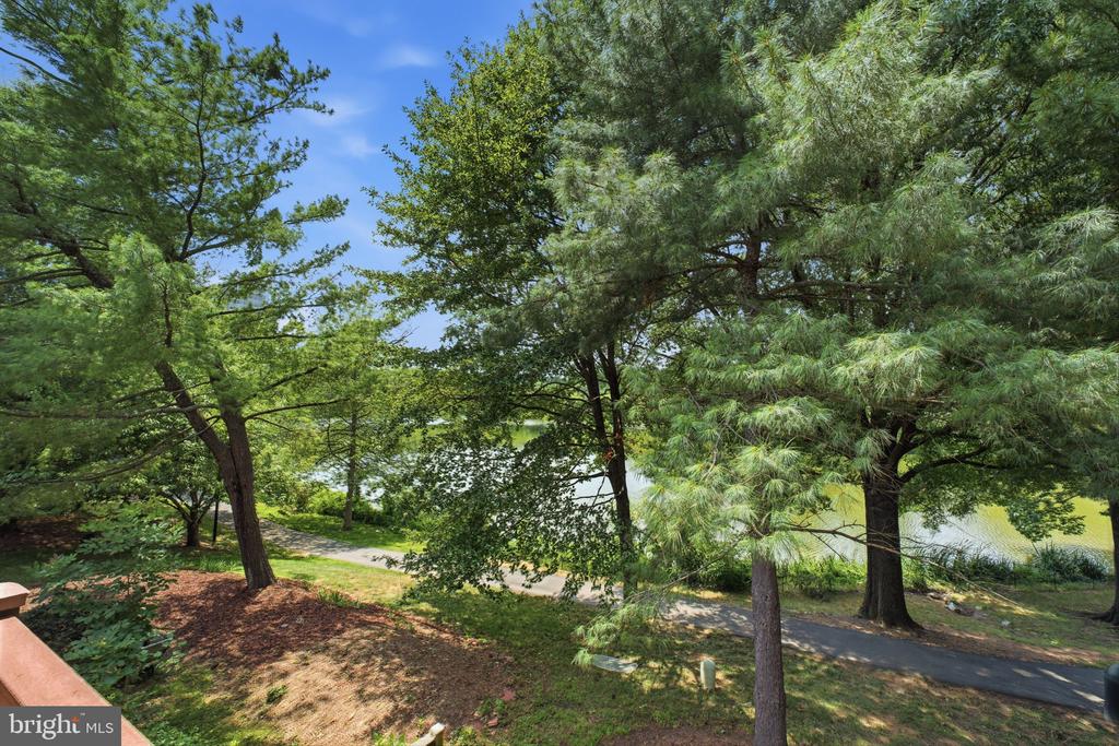 2916 MONTAUK COURT