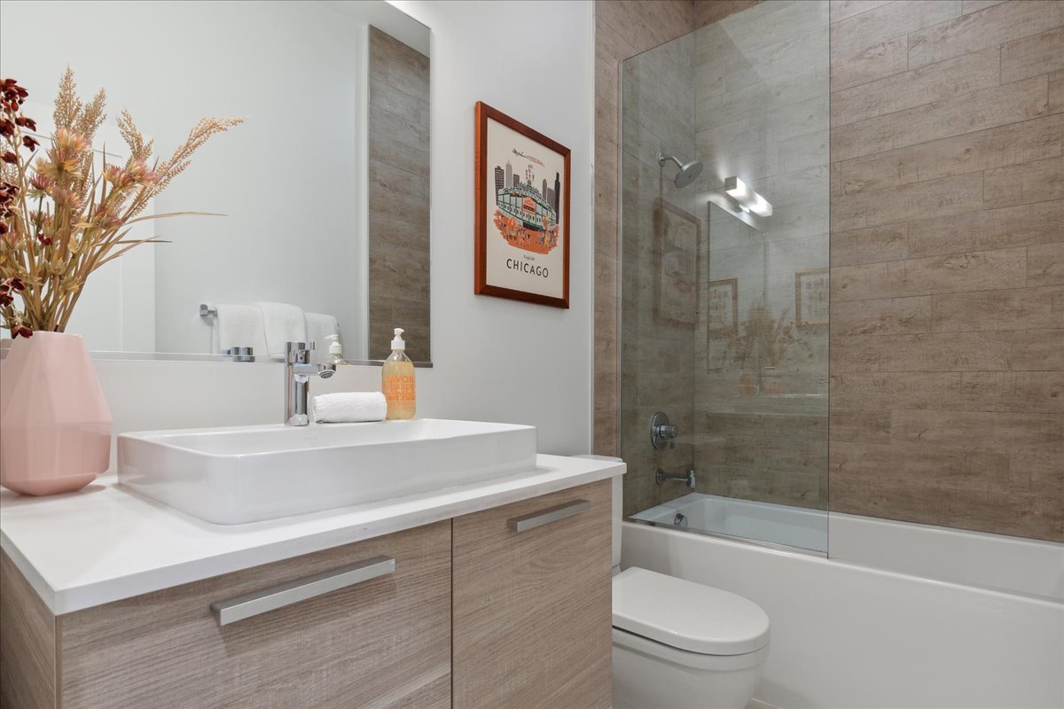 900 N Hoyne Avenue Unit: 2N