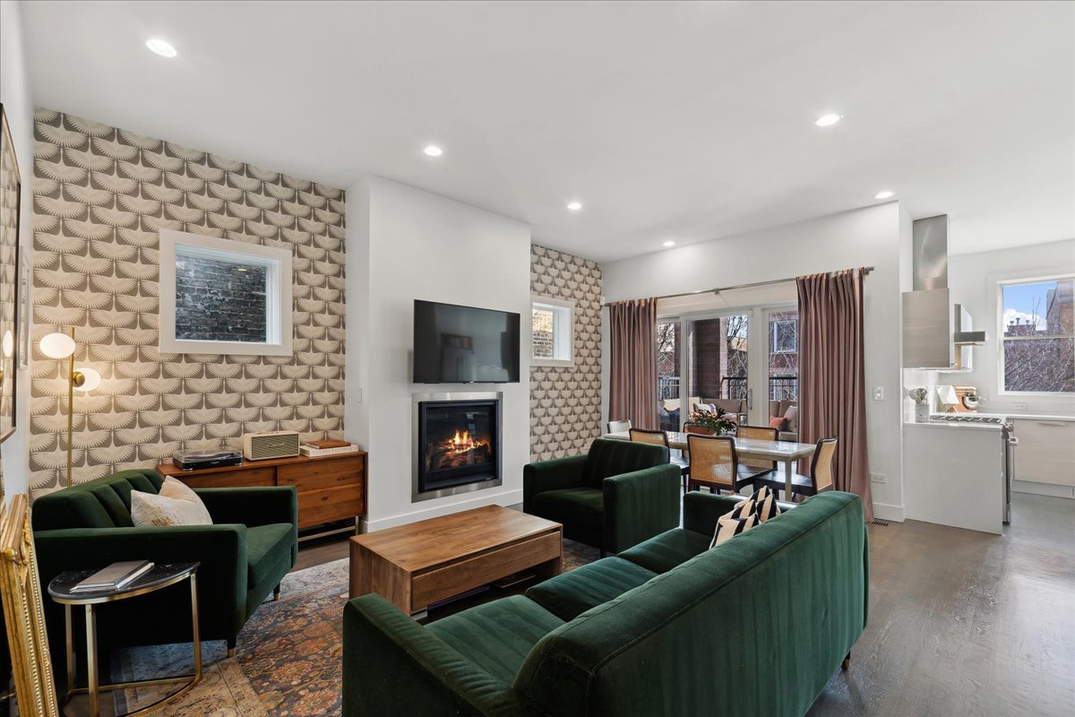 900 N Hoyne Avenue Unit: 2N