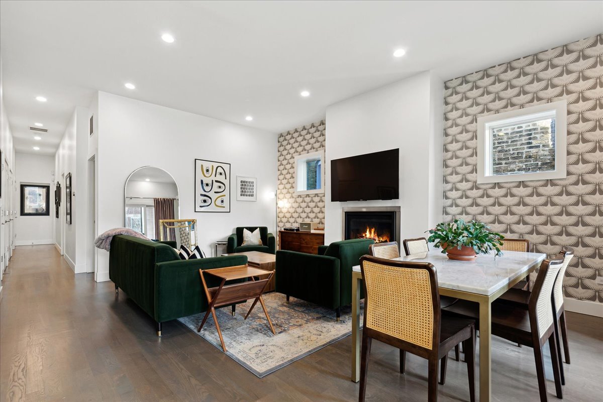 900 N Hoyne Avenue Unit: 2N