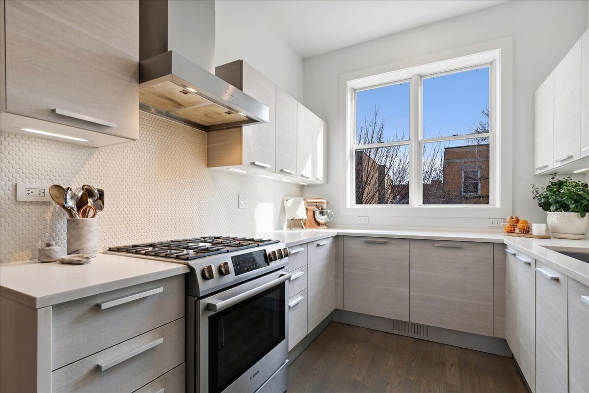900 N Hoyne Avenue Unit: 2N