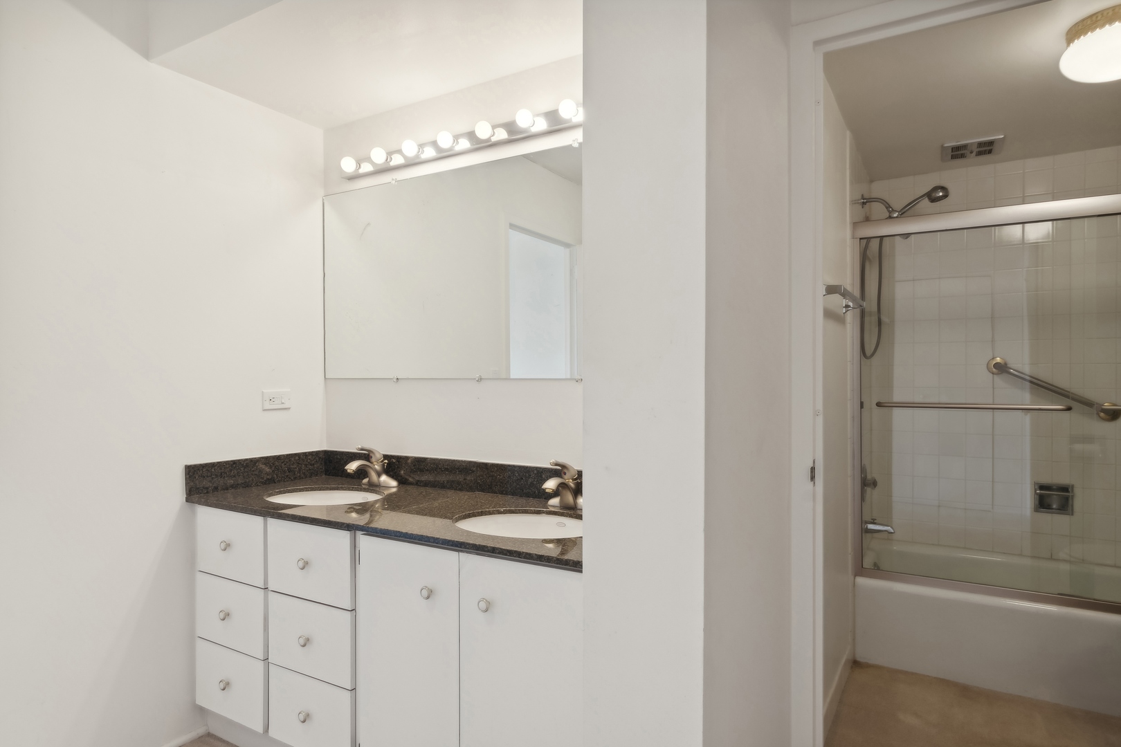 1301 N Western Avenue Unit: 320