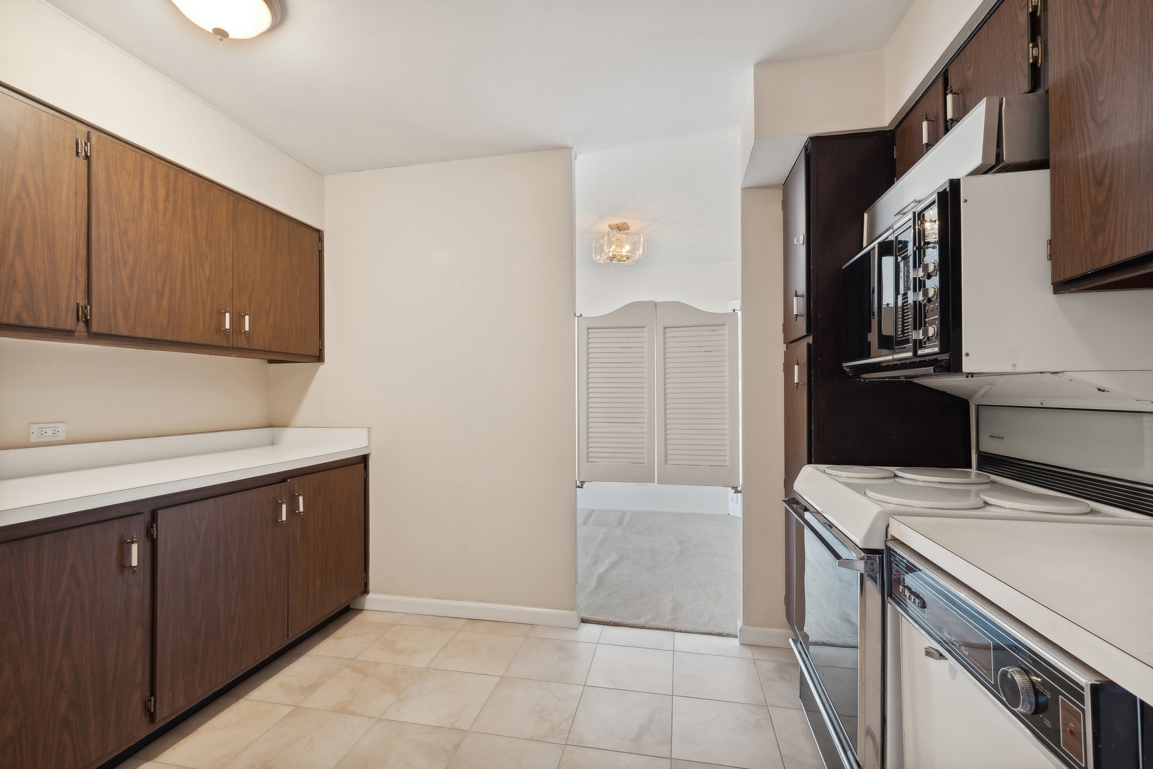 1301 N Western Avenue Unit: 320