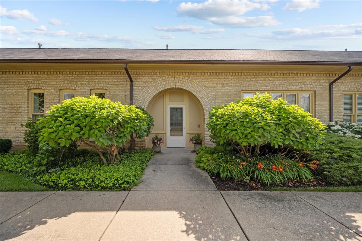 795 Stables Court West