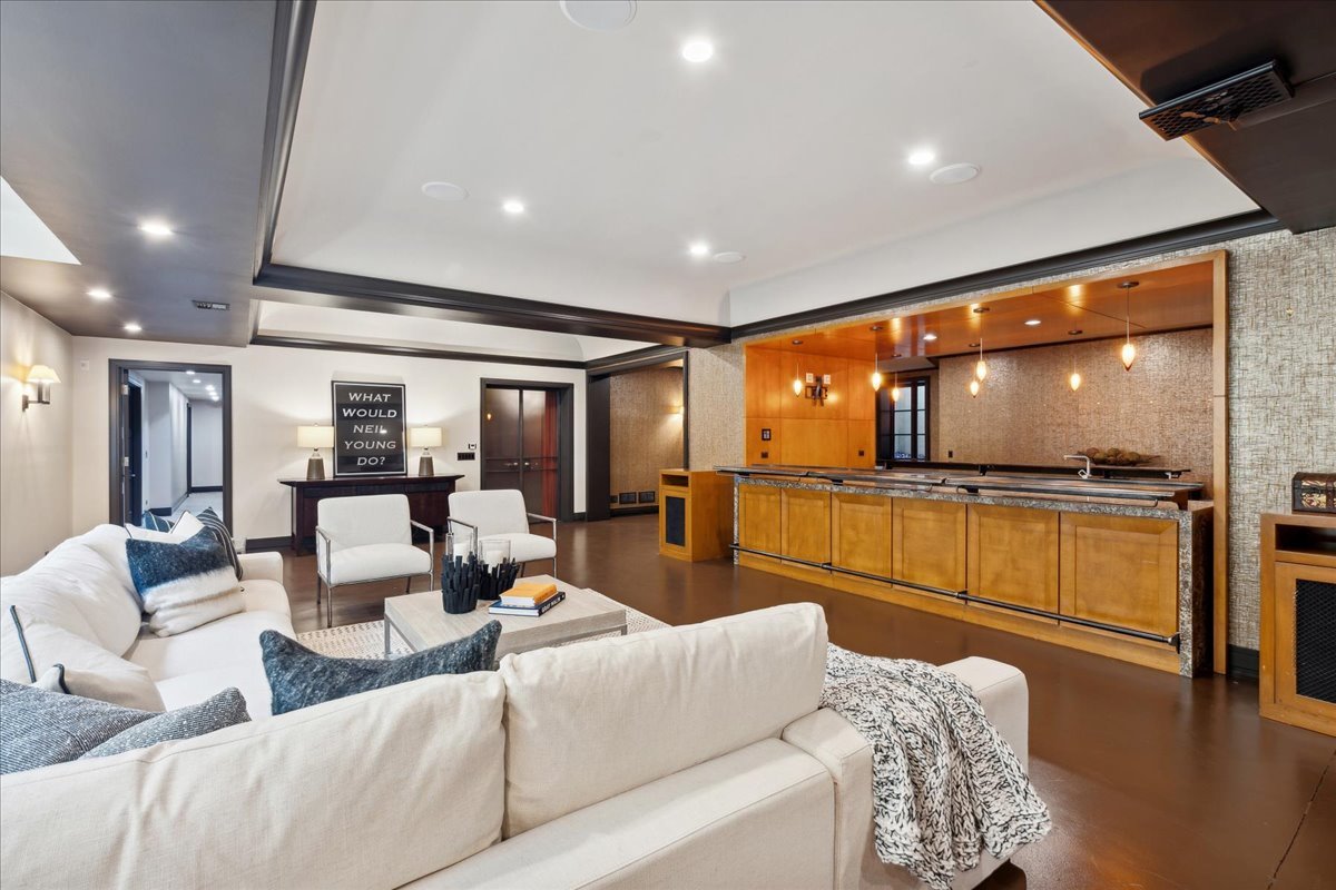 261 E Onwentsia Road