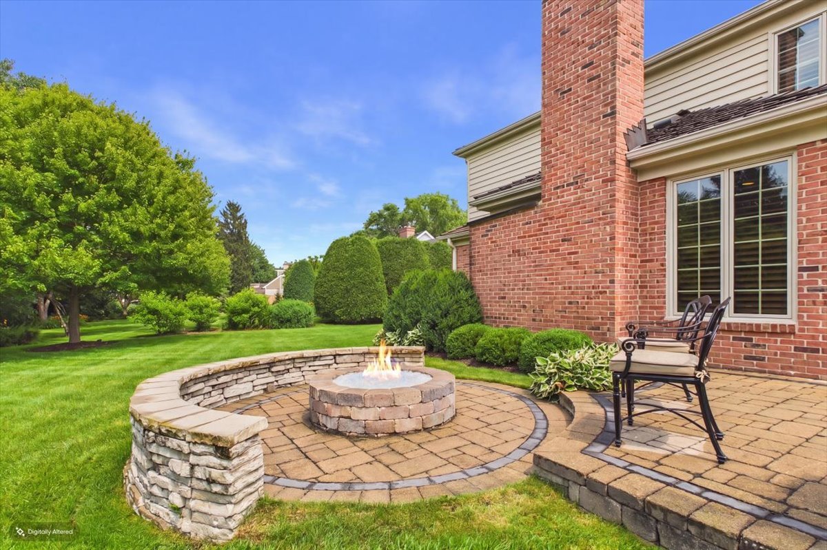 120 W Blackthorn Lane