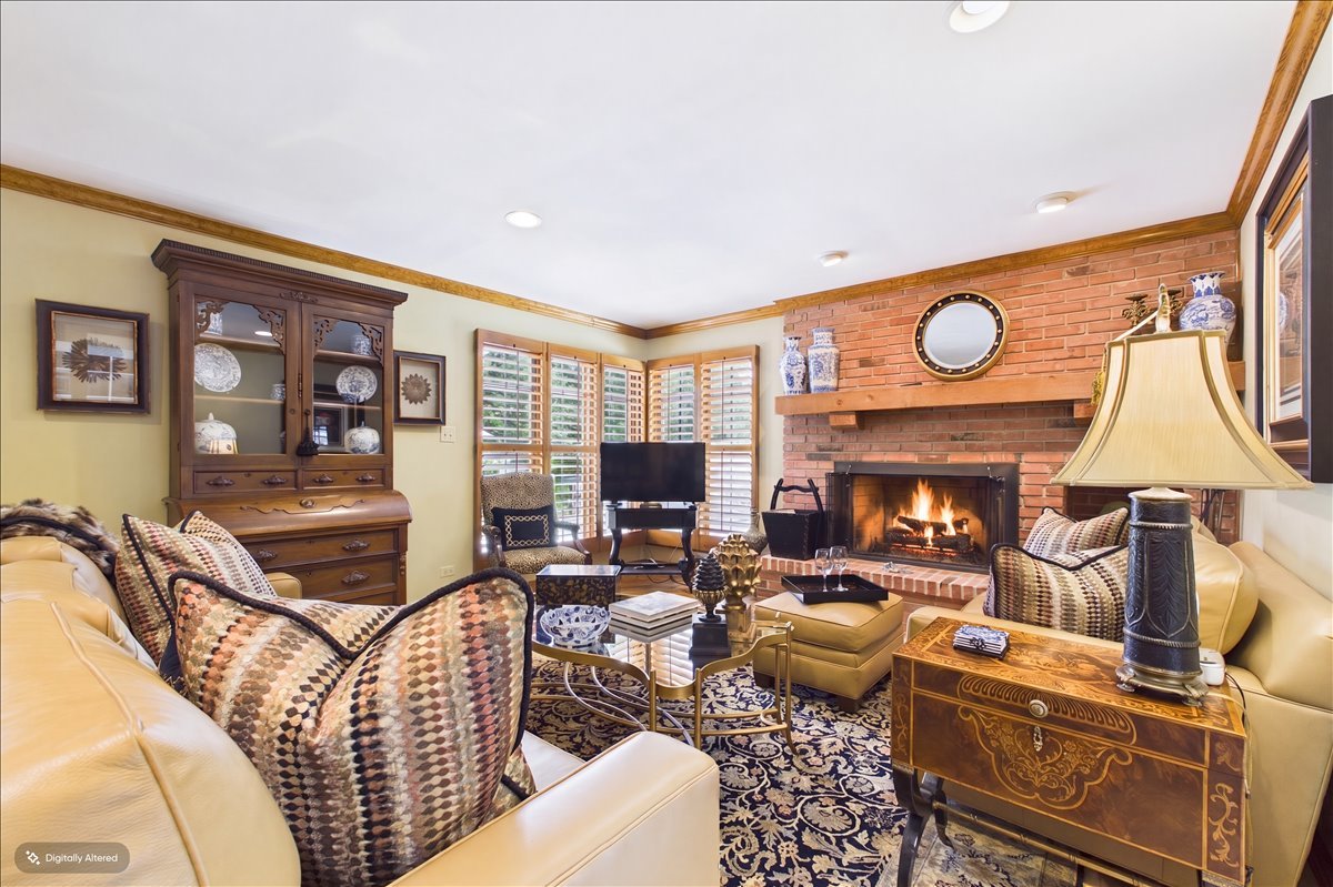 120 W Blackthorn Lane