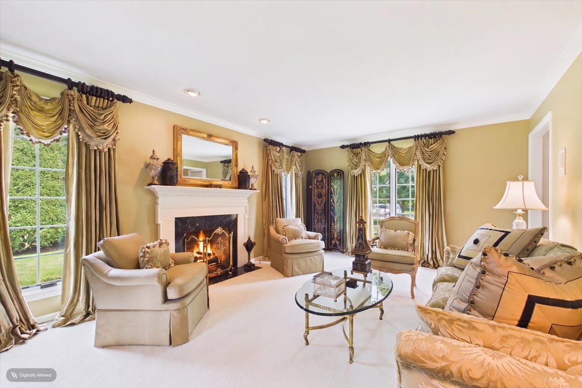 120 W Blackthorn Lane