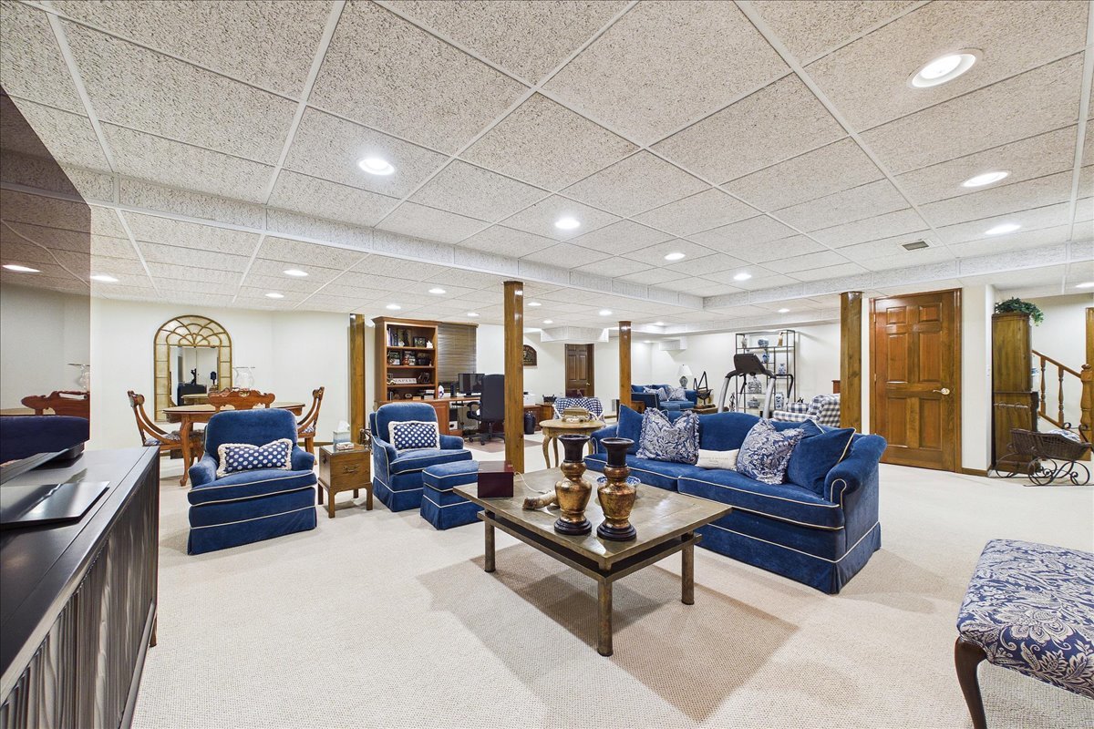120 W Blackthorn Lane