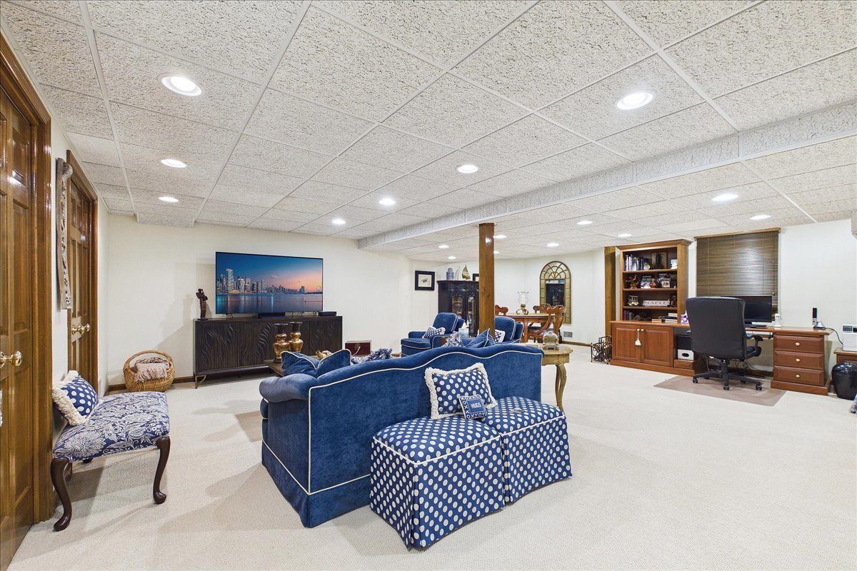 120 W Blackthorn Lane