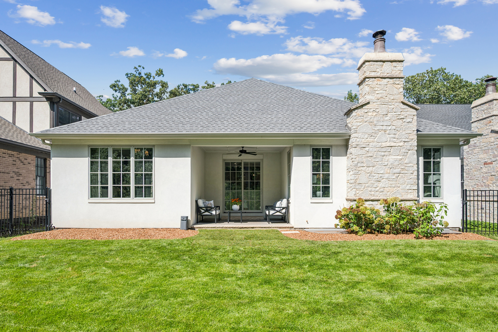 1885 Amberley Court