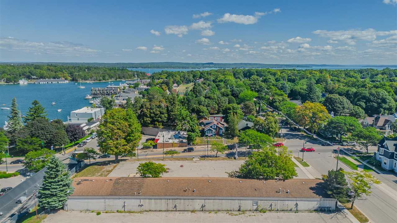101 W Hurlbut