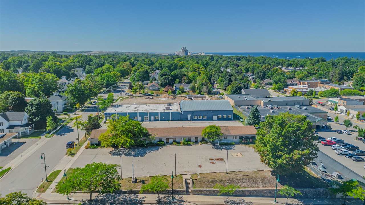 101 W Hurlbut