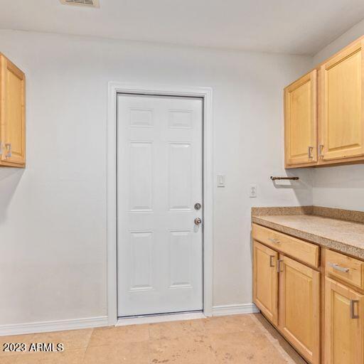 2317 E HAMPTON Avenue