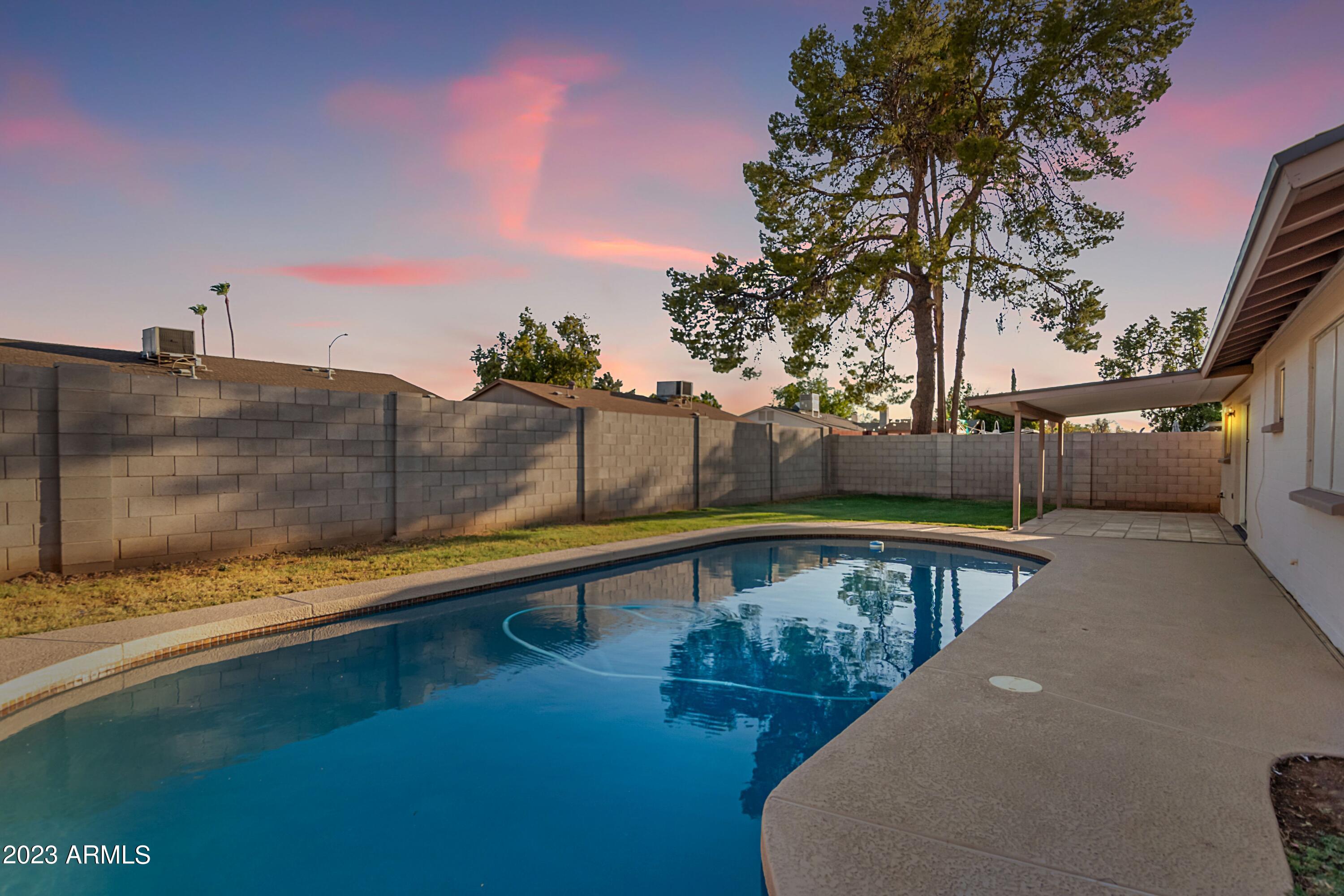 2317 E HAMPTON Avenue