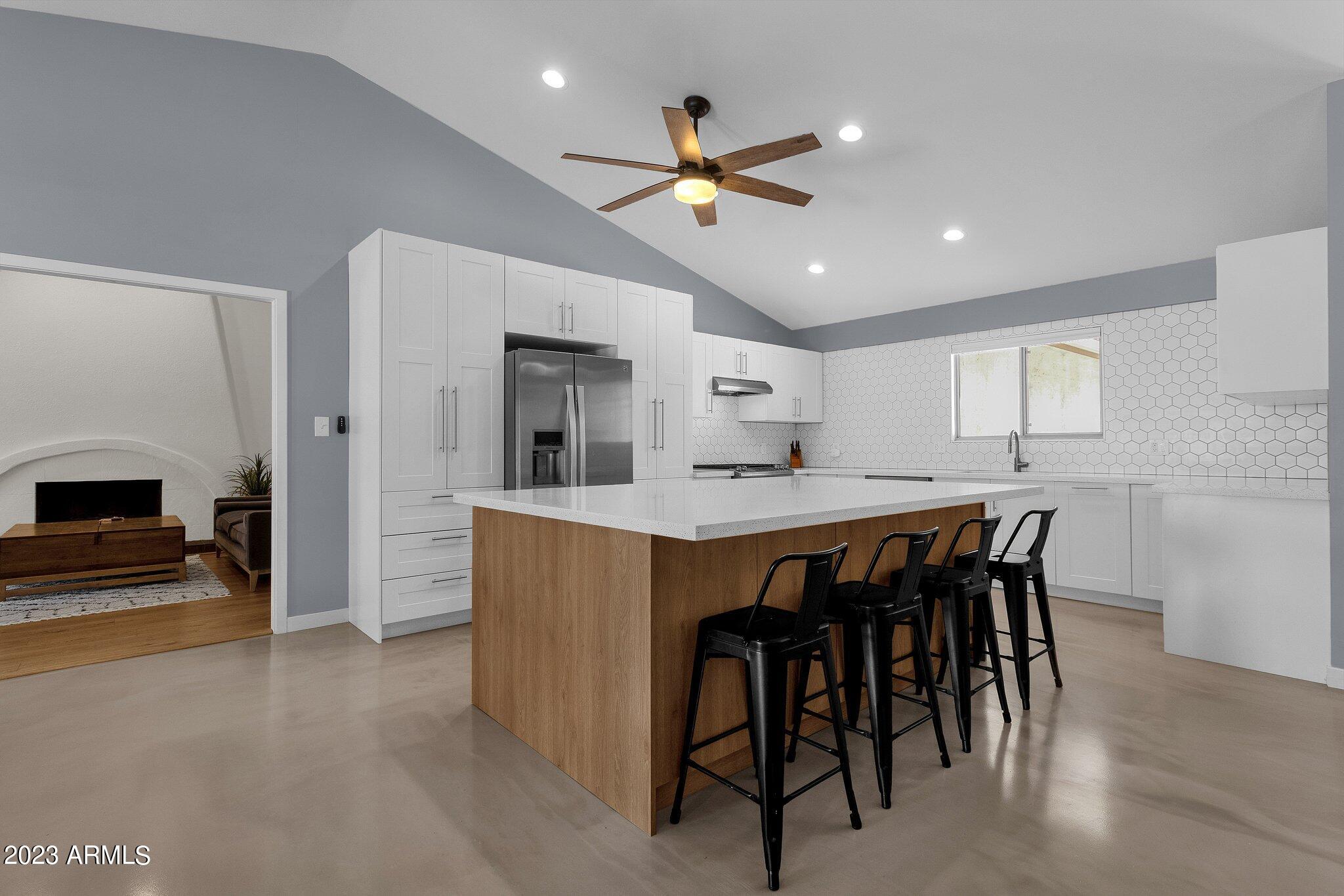 2303 E ORANGEWOOD Avenue