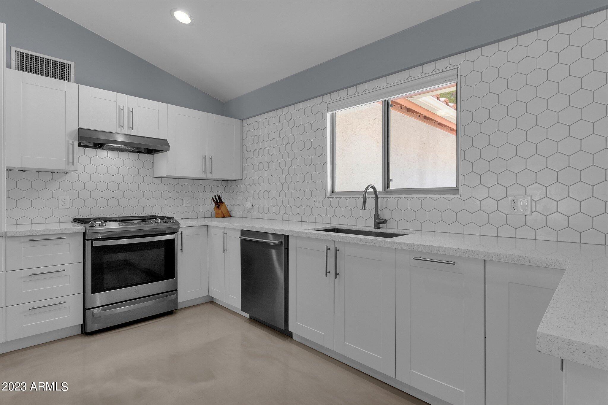 2303 E ORANGEWOOD Avenue