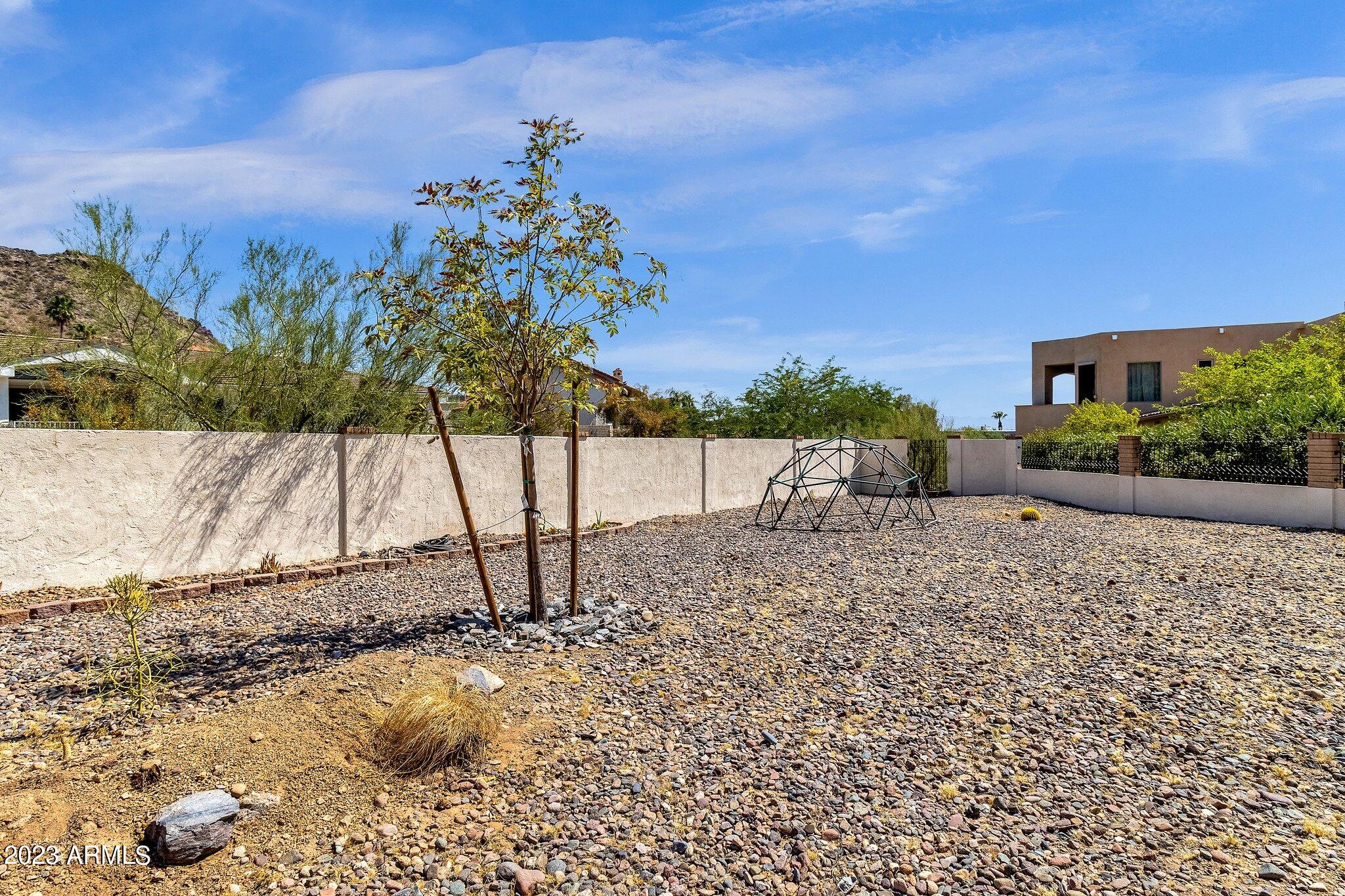 2303 E ORANGEWOOD Avenue