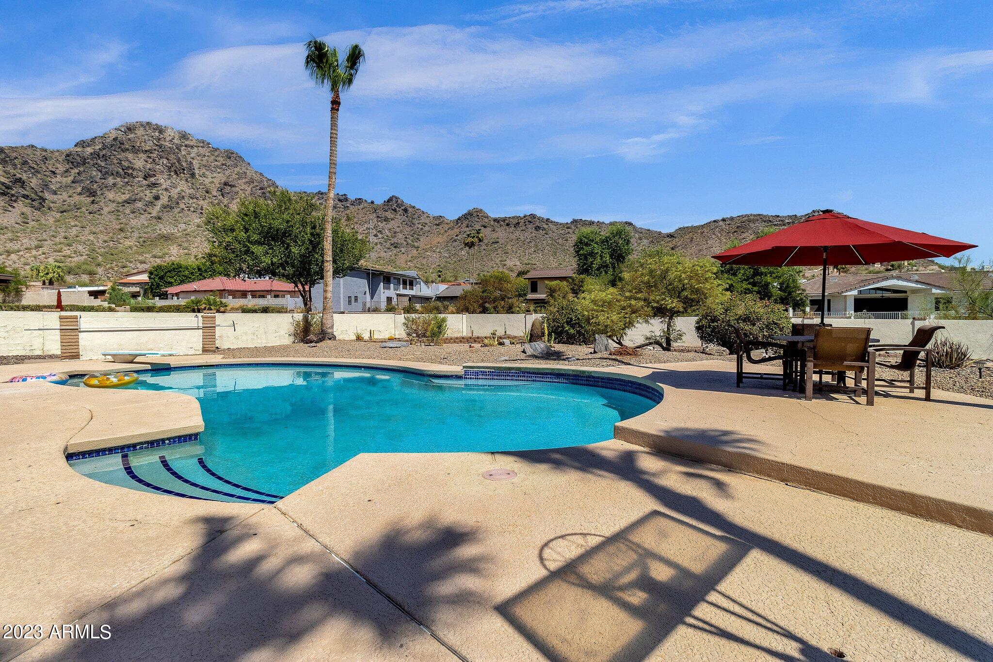 2303 E ORANGEWOOD Avenue