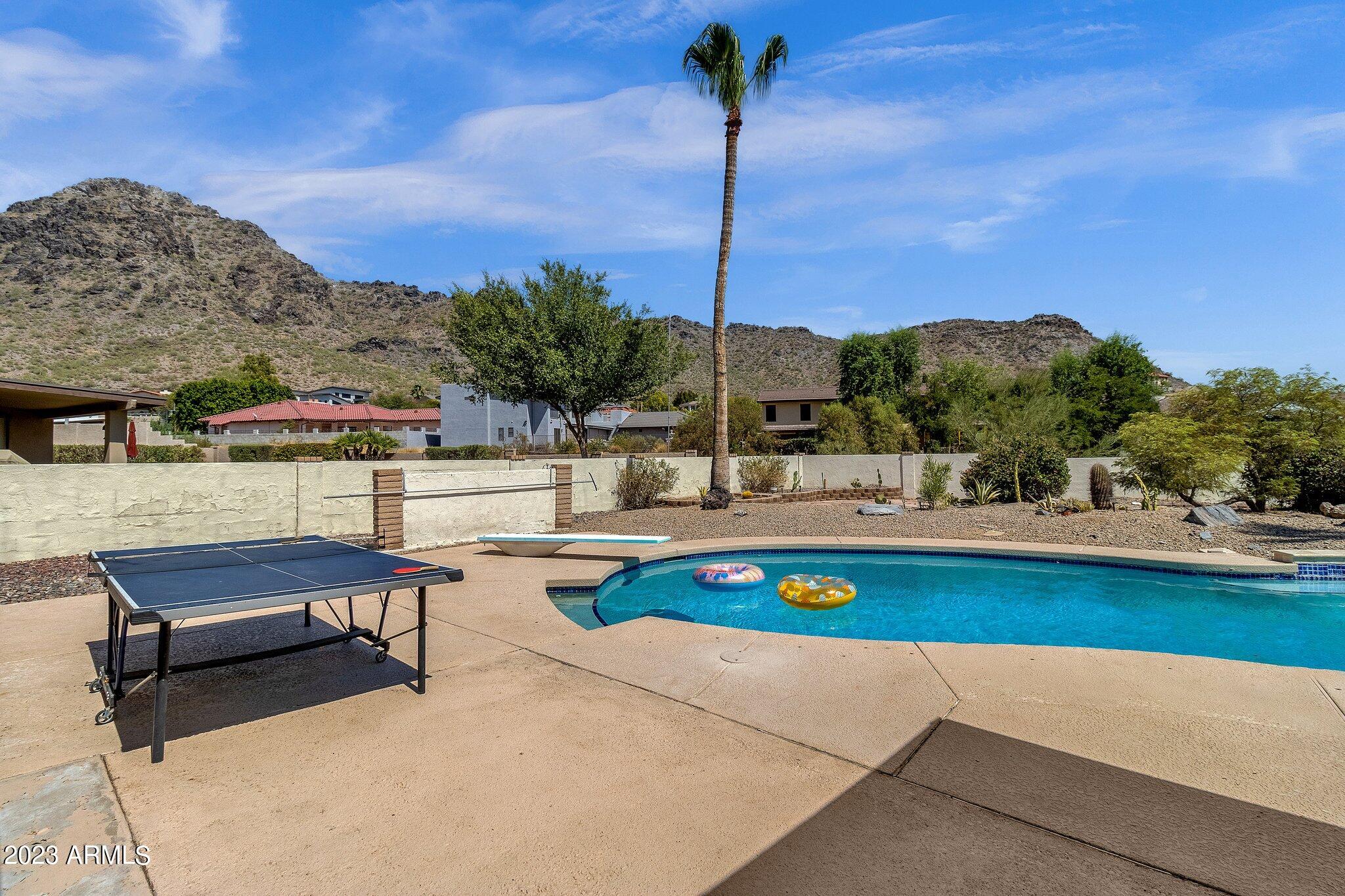 2303 E ORANGEWOOD Avenue