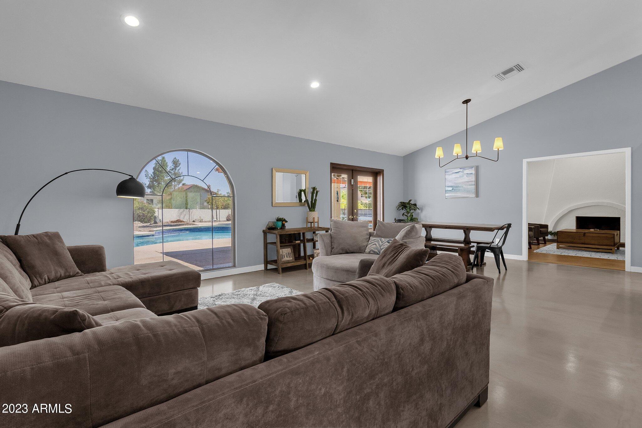 2303 E ORANGEWOOD Avenue