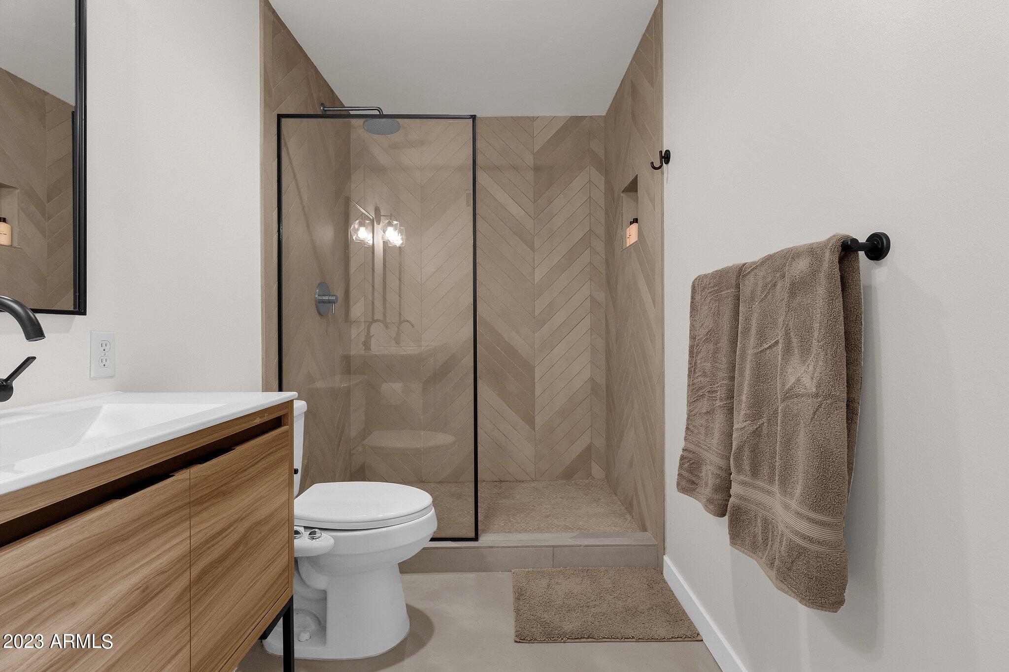 2303 E ORANGEWOOD Avenue